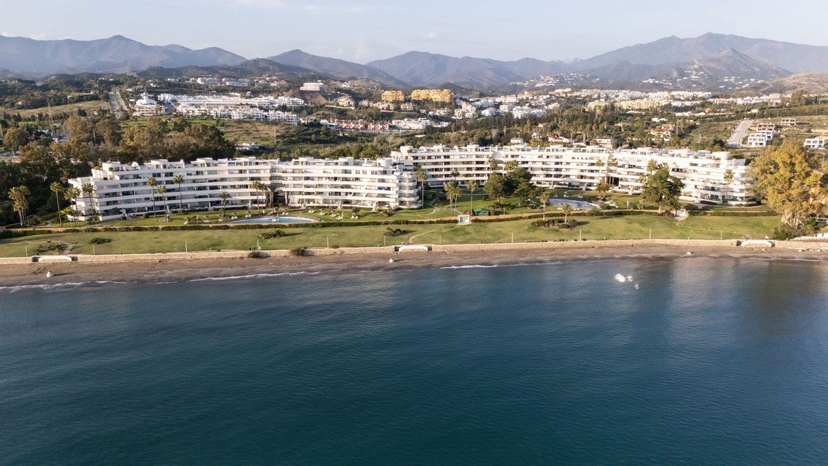 2 Bed Middle Floor Apartment in Estepona