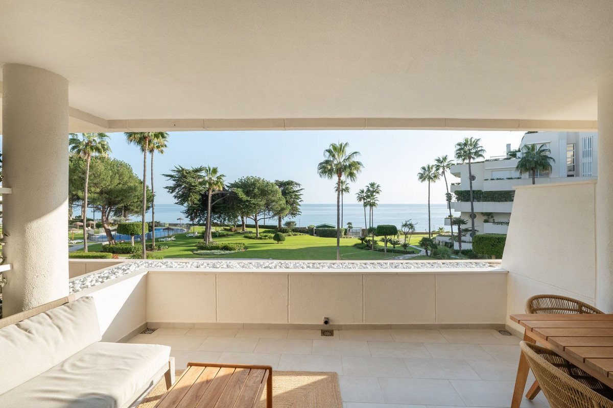 2 Bed Middle Floor Apartment in Estepona