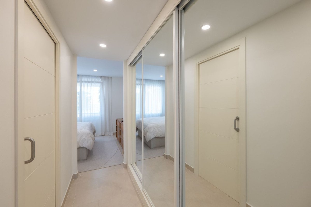 2 Bed Middle Floor Apartment in Estepona