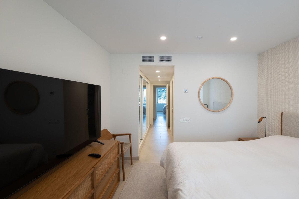 2 Bed Middle Floor Apartment in Estepona