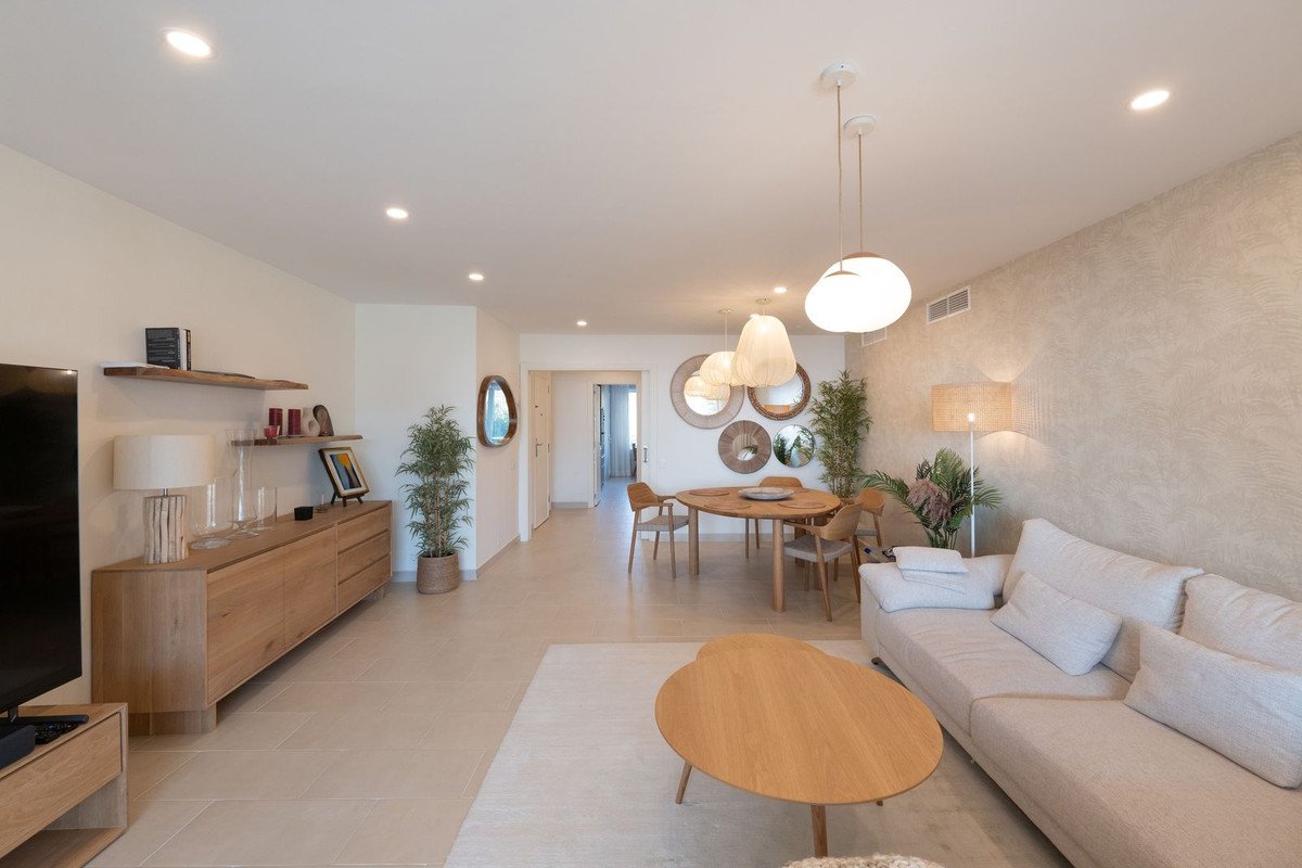 2 Bed Middle Floor Apartment in Estepona