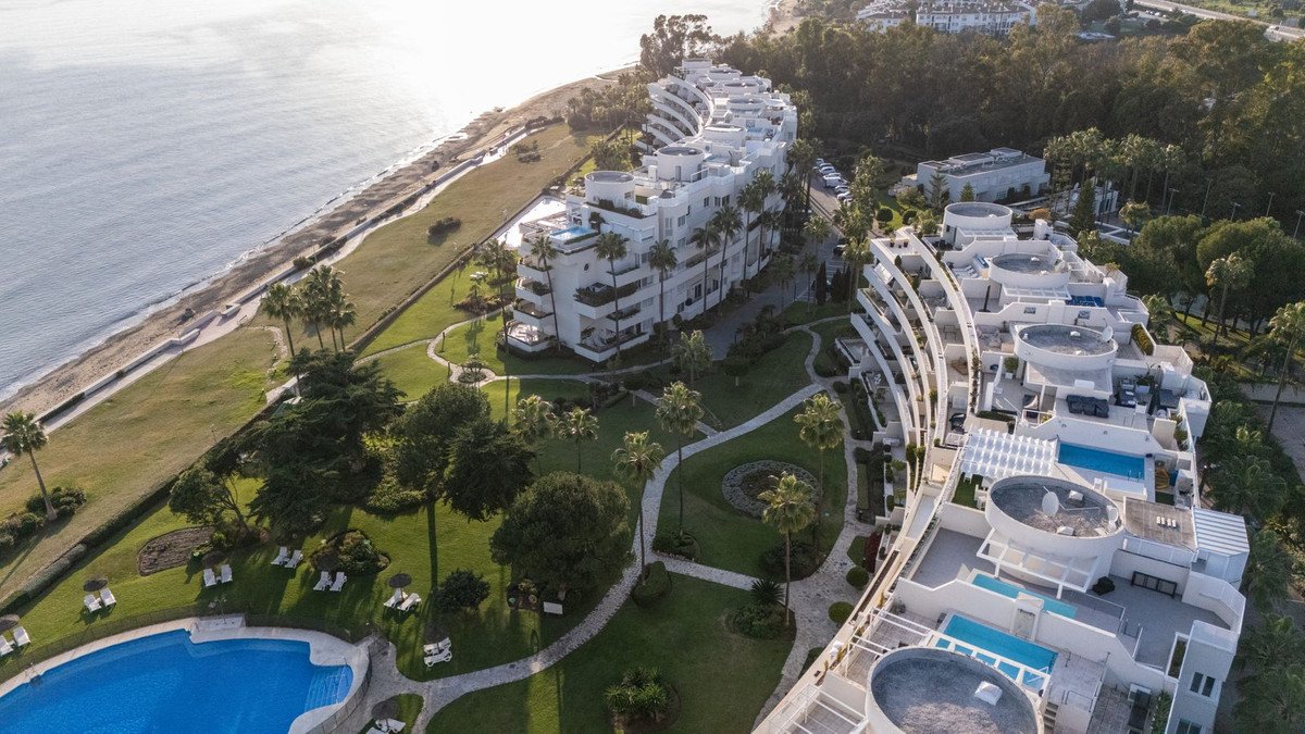 2 Bed Middle Floor Apartment in Estepona