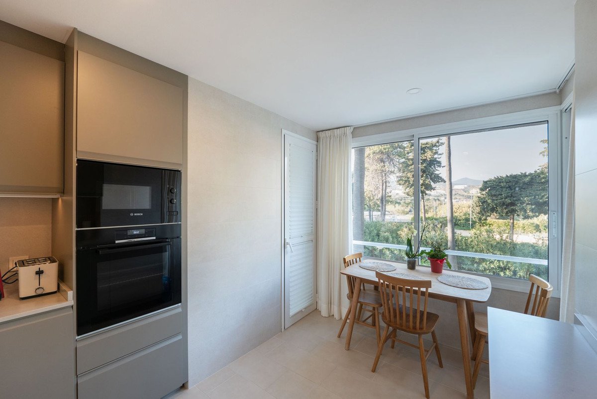 2 Bed Middle Floor Apartment in Estepona