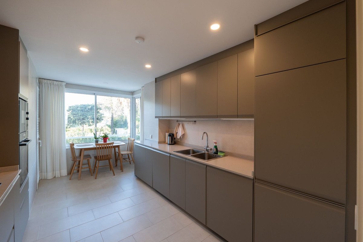 2 Bed Middle Floor Apartment in Estepona