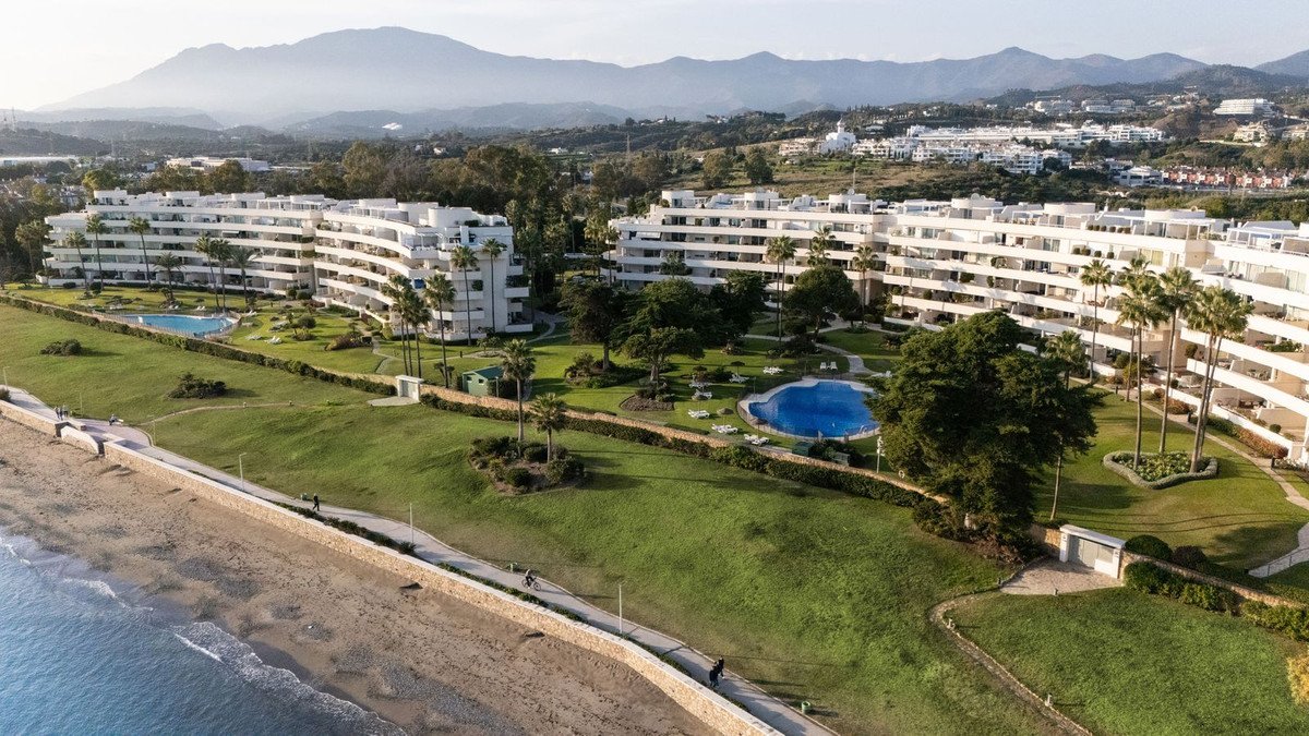 2 Bed Middle Floor Apartment in Estepona