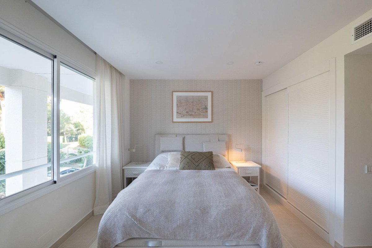 2 Bed Middle Floor Apartment in Estepona