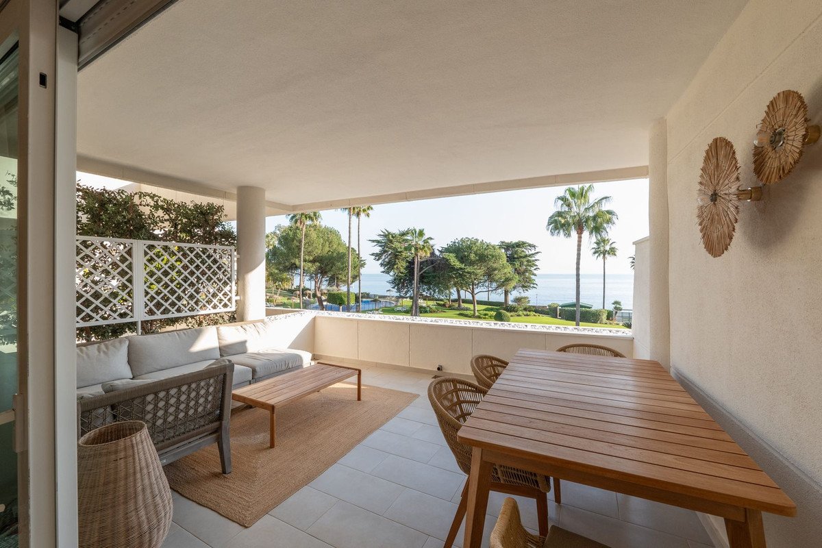 2 Bed Middle Floor Apartment in Estepona