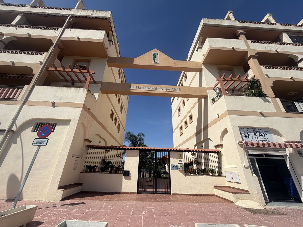4 Bed Middle Floor Apartment in Mijas Golf