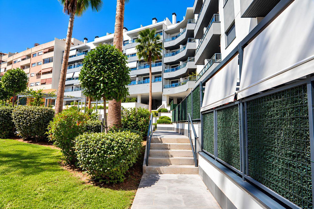 3 Bed Middle Floor Apartment in Las Lagunas