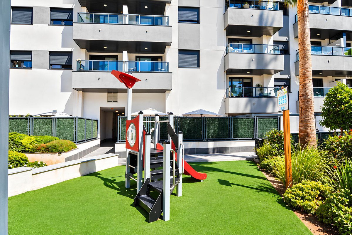 3 Bed Middle Floor Apartment in Las Lagunas