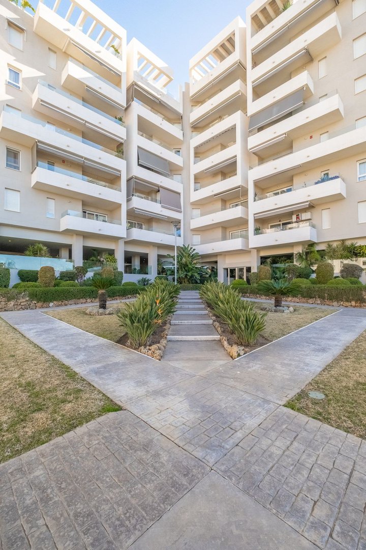 3 Bed Middle Floor Apartment in La Campana