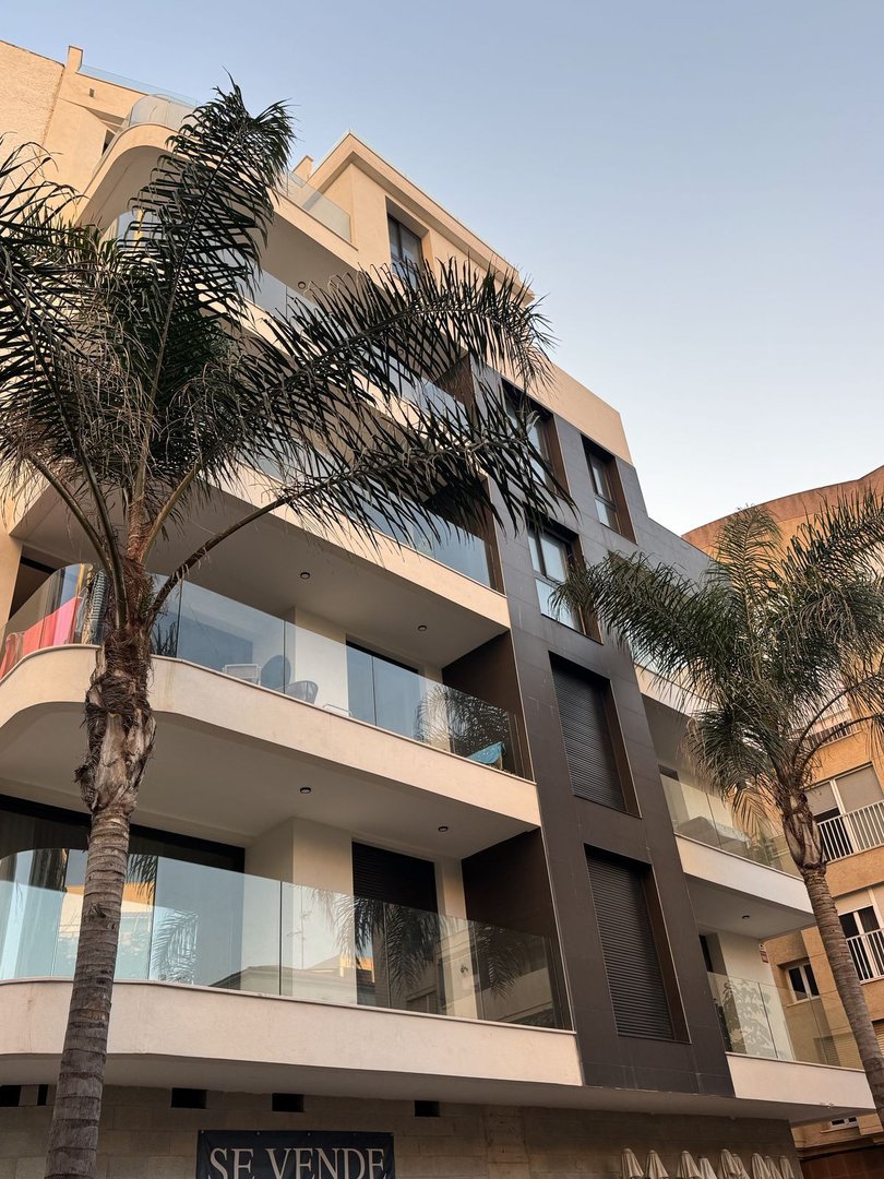 2 Bed Middle Floor Apartment in Estepona
