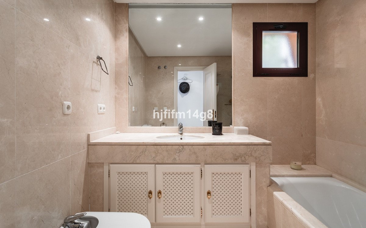 2 Bed Middle Floor Apartment in Benahavís