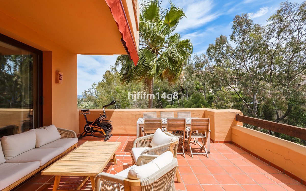 2 Bed Middle Floor Apartment in Benahavís