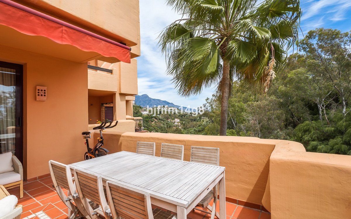 2 Bed Middle Floor Apartment in Benahavís