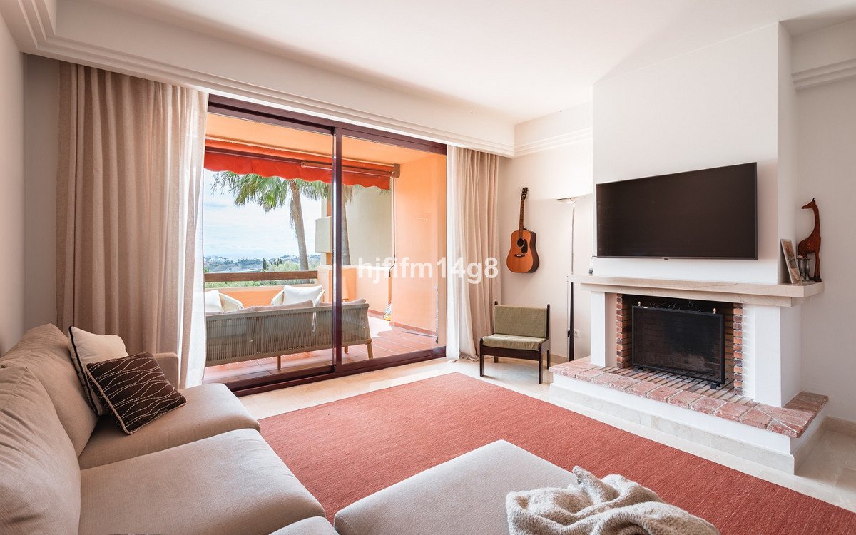 2 Bed Middle Floor Apartment in Benahavís
