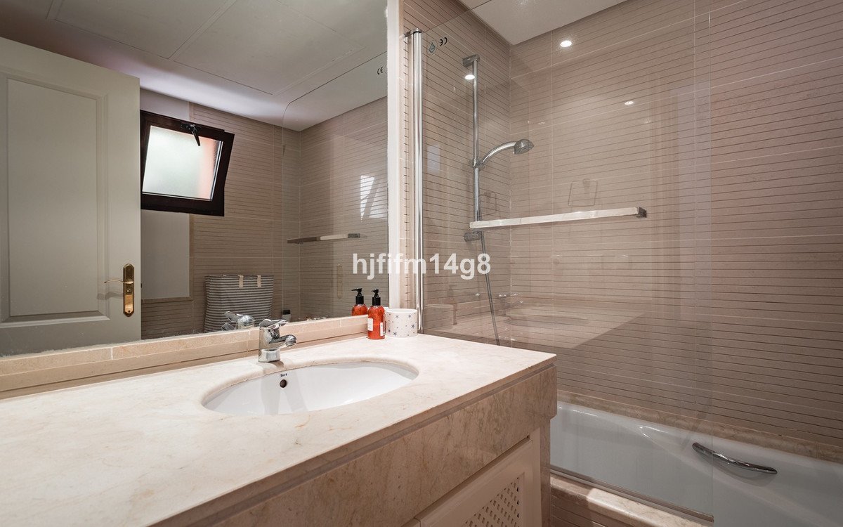 2 Bed Middle Floor Apartment in Benahavís