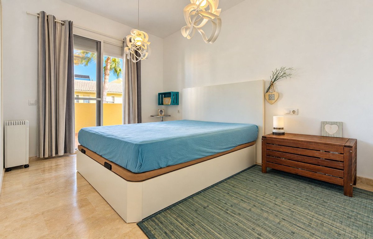 2 Bed Middle Floor Apartment in La Duquesa
