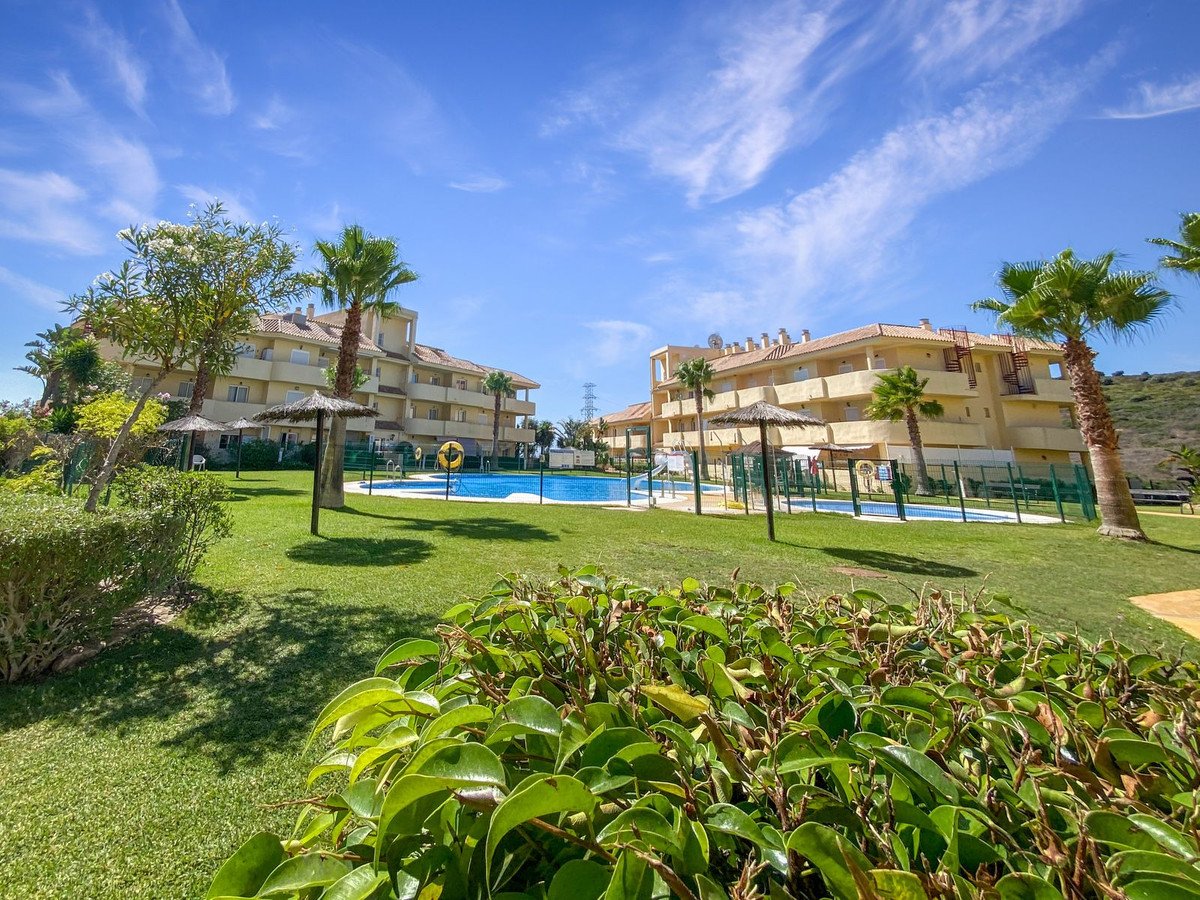 2 Bed Middle Floor Apartment in La Duquesa