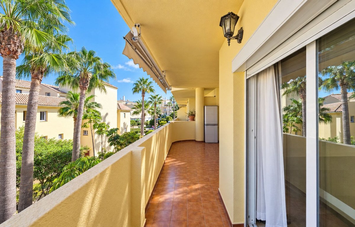 2 Bed Middle Floor Apartment in La Duquesa