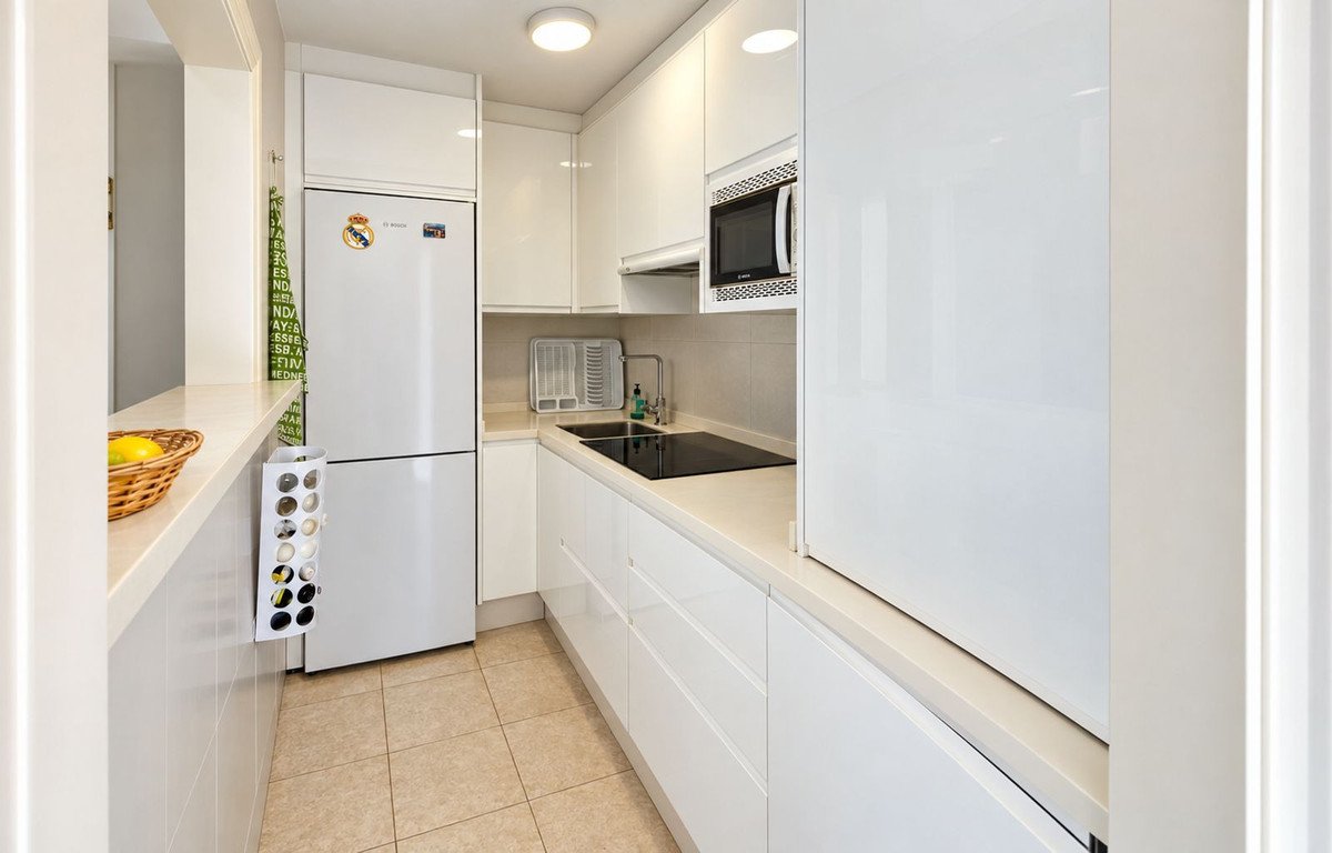 2 Bed Middle Floor Apartment in La Duquesa