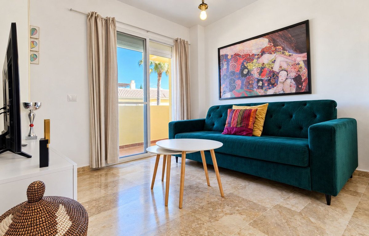 2 Bed Middle Floor Apartment in La Duquesa