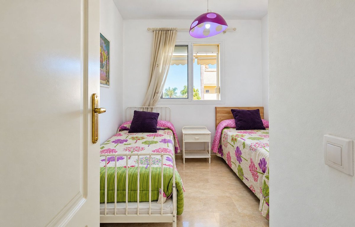 2 Bed Middle Floor Apartment in La Duquesa