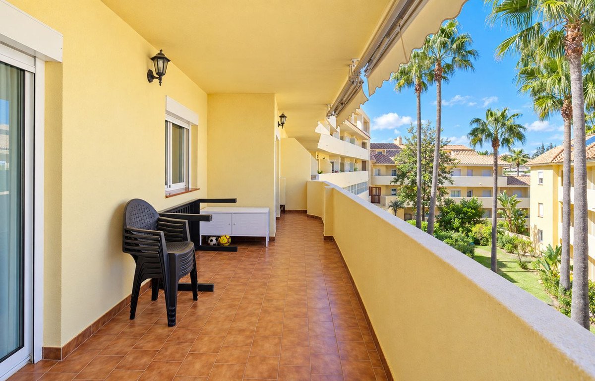 2 Bed Middle Floor Apartment in La Duquesa