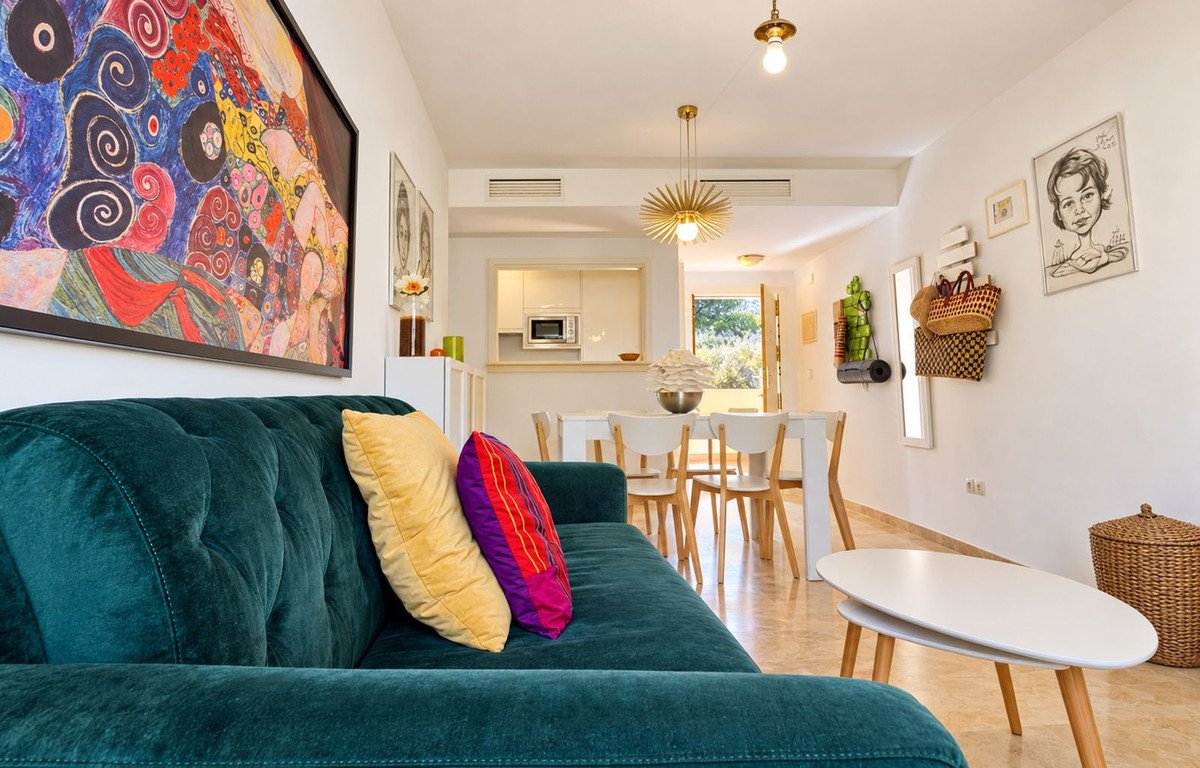2 Bed Middle Floor Apartment in La Duquesa