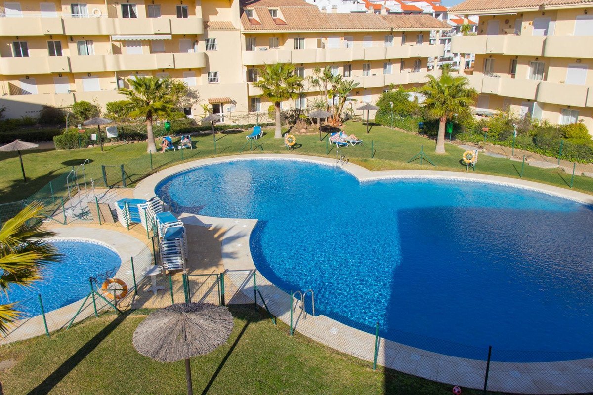 2 Bed Middle Floor Apartment in La Duquesa