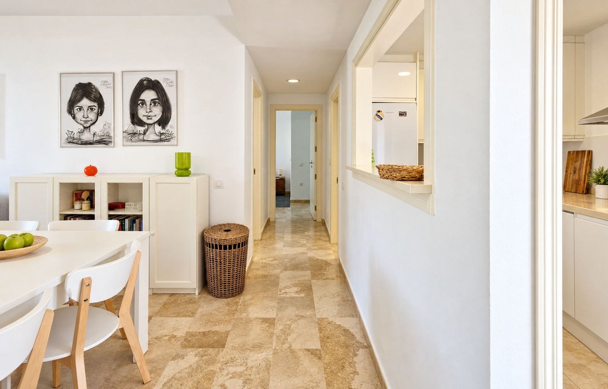 2 Bed Middle Floor Apartment in La Duquesa
