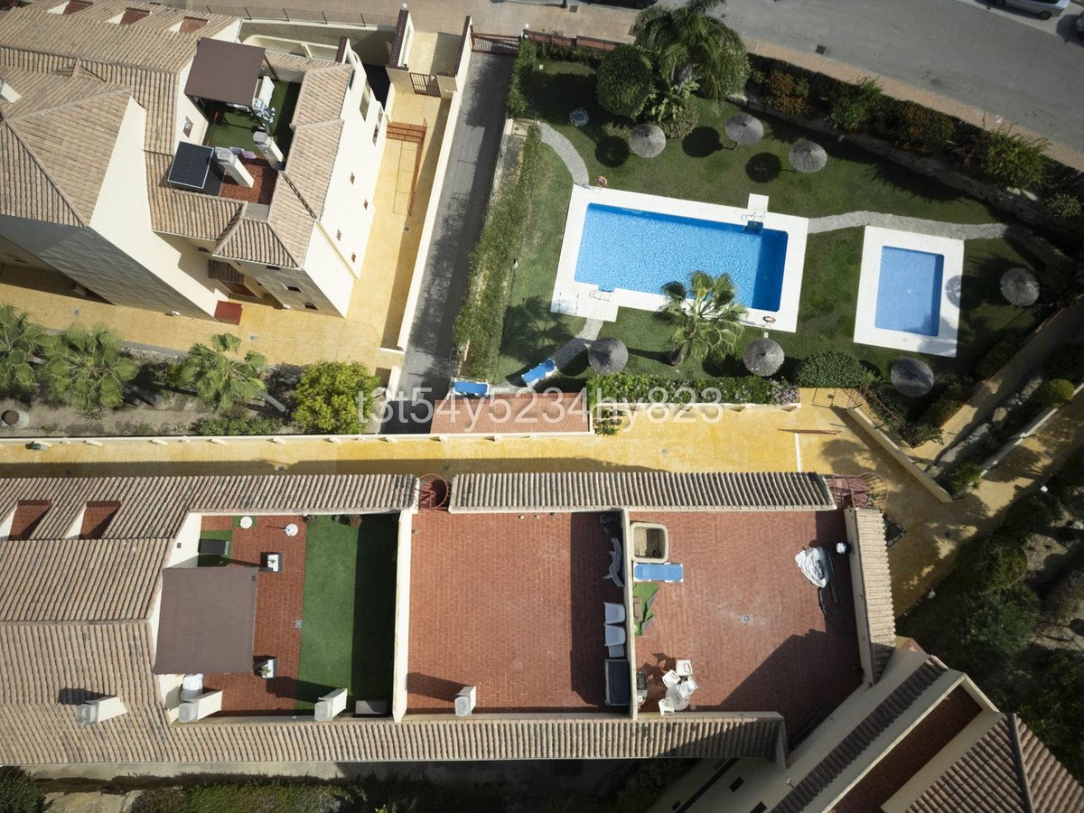 2 Bed Middle Floor Apartment in La Duquesa