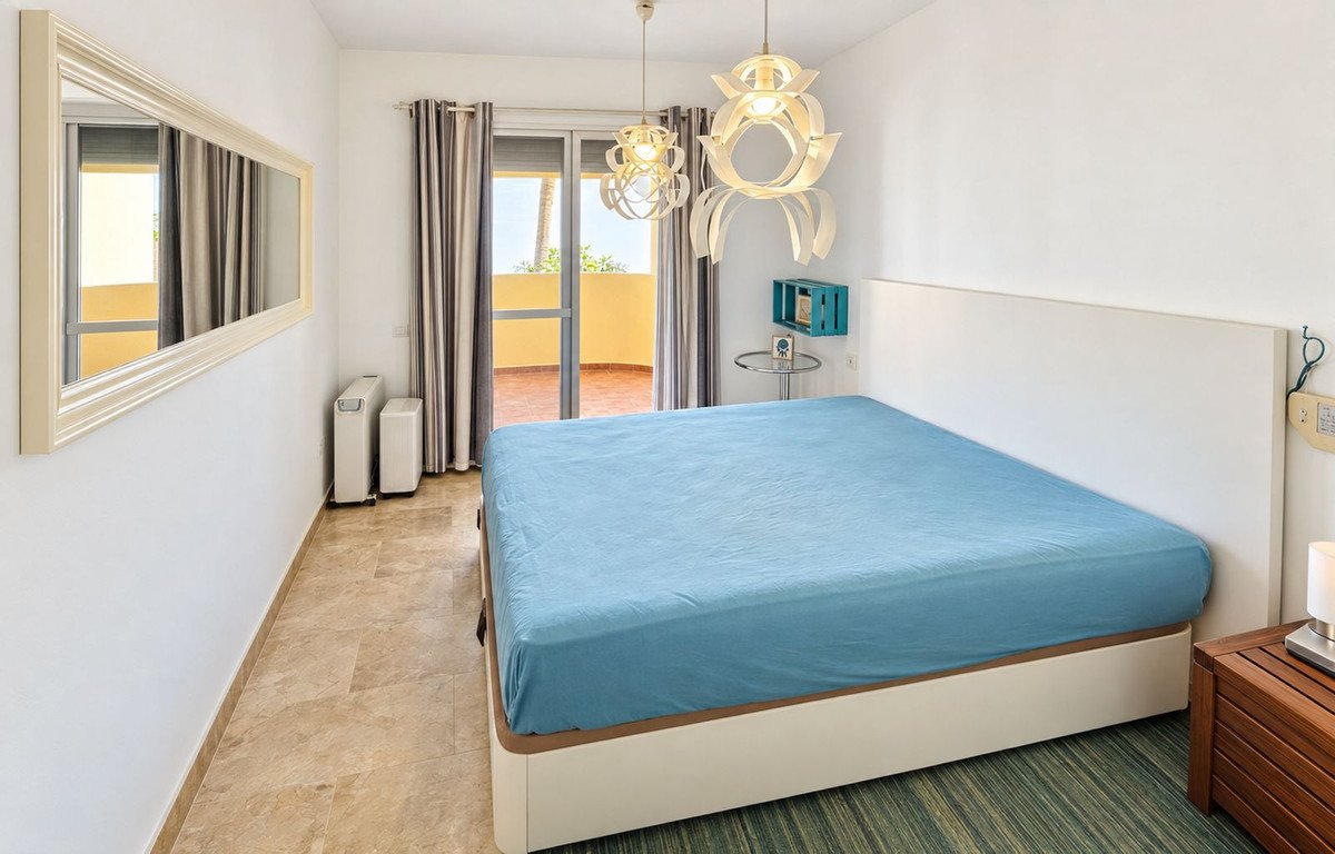 2 Bed Middle Floor Apartment in La Duquesa