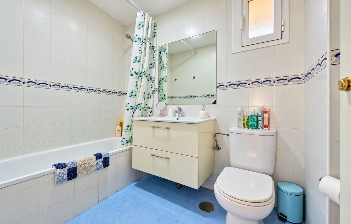 2 Bed Middle Floor Apartment in La Duquesa