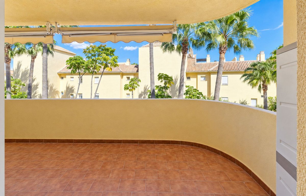 2 Bed Middle Floor Apartment in La Duquesa
