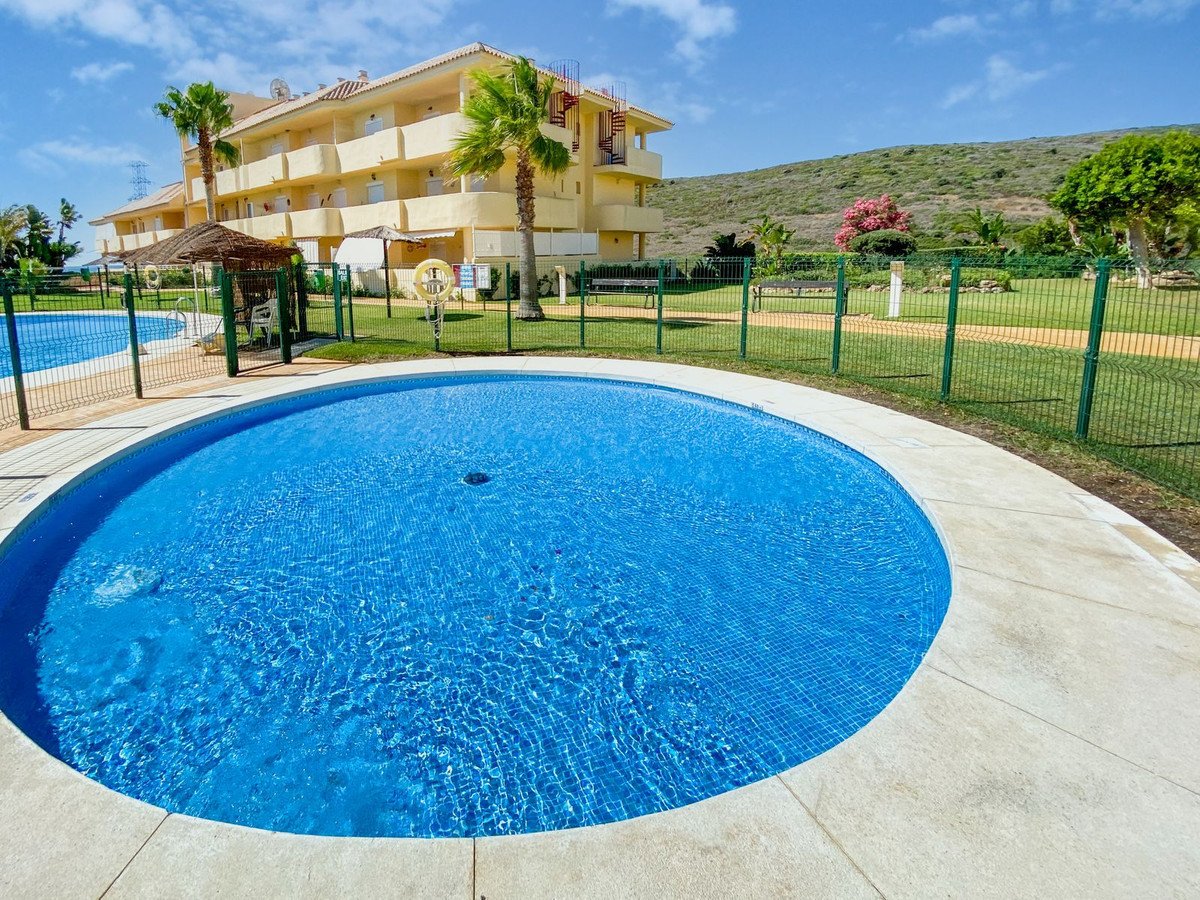 2 Bed Middle Floor Apartment in La Duquesa