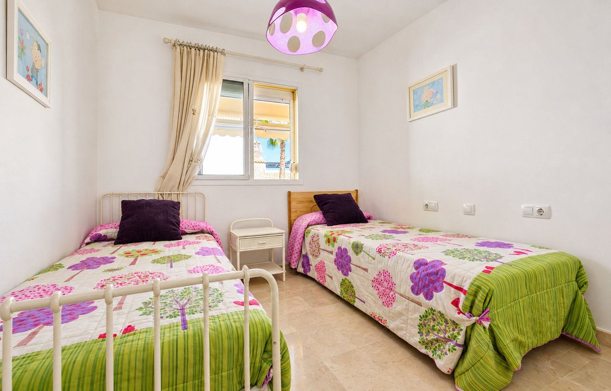 2 Bed Middle Floor Apartment in La Duquesa