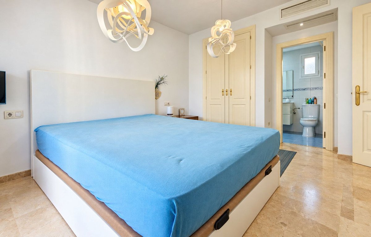 2 Bed Middle Floor Apartment in La Duquesa