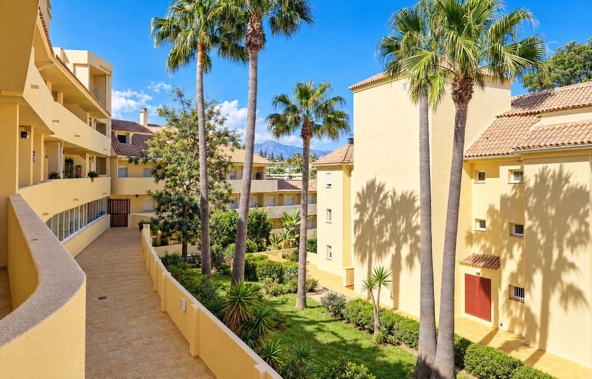 2 Bed Middle Floor Apartment in La Duquesa