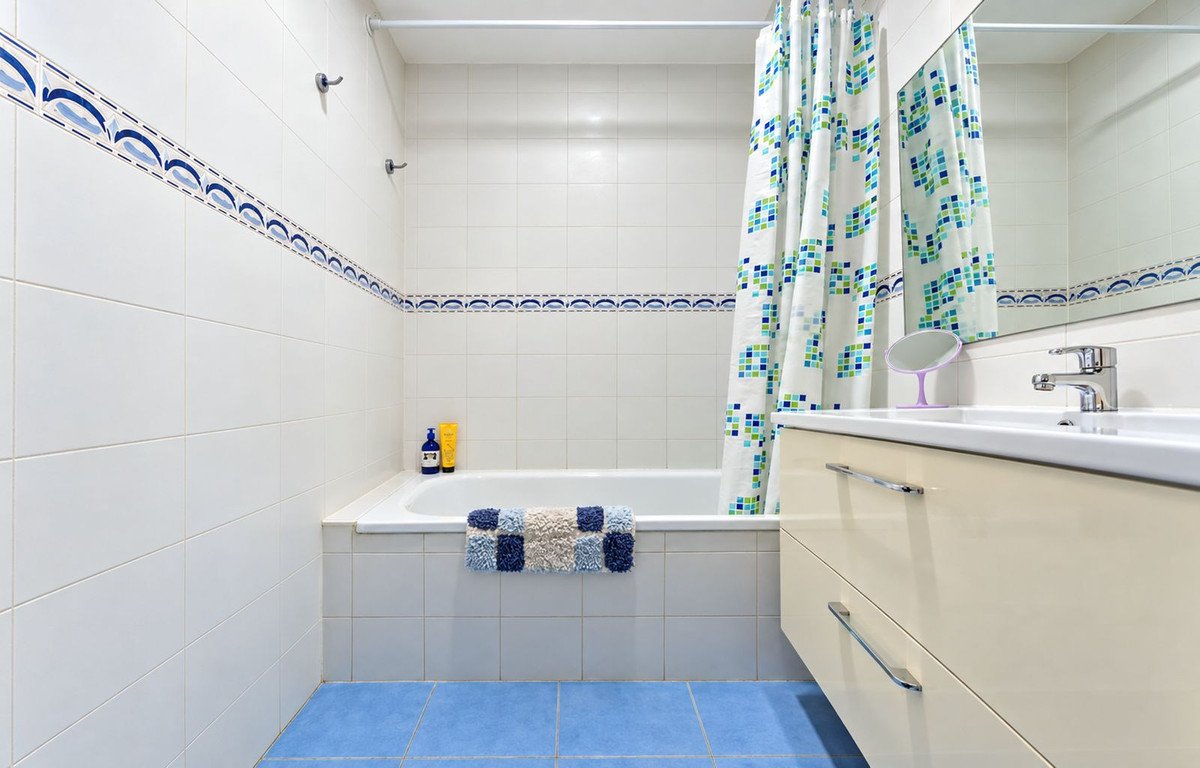 2 Bed Middle Floor Apartment in La Duquesa