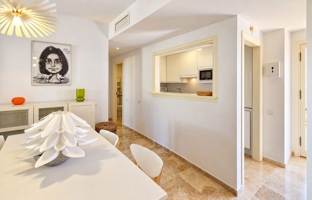 2 Bed Middle Floor Apartment in La Duquesa