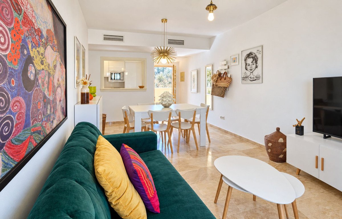 2 Bed Middle Floor Apartment in La Duquesa