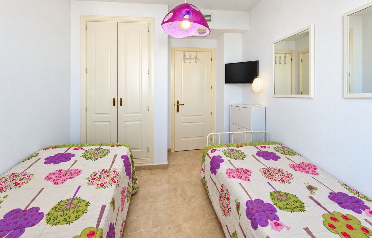 2 Bed Middle Floor Apartment in La Duquesa
