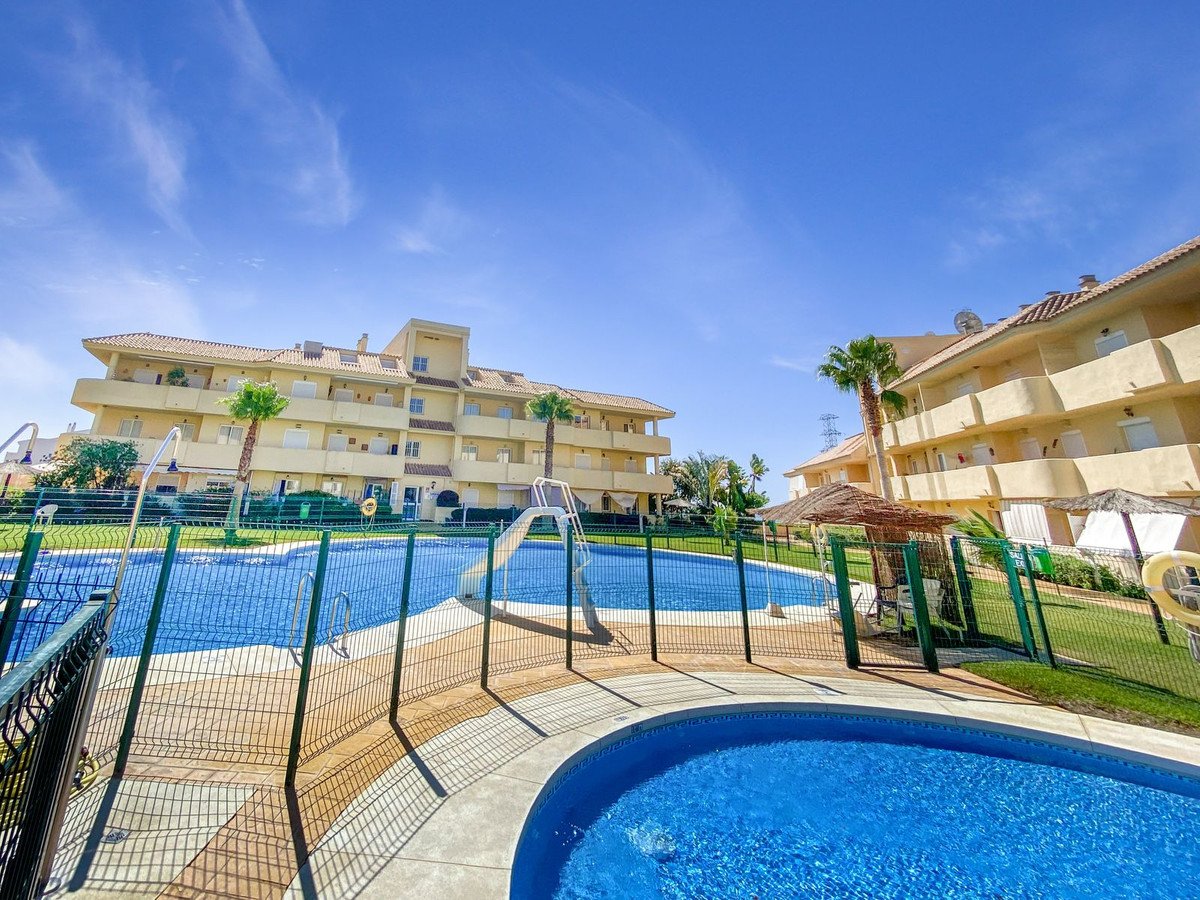 2 Bed Middle Floor Apartment in La Duquesa