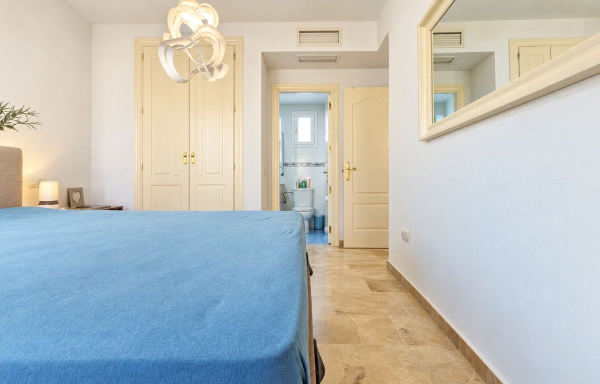 2 Bed Middle Floor Apartment in La Duquesa