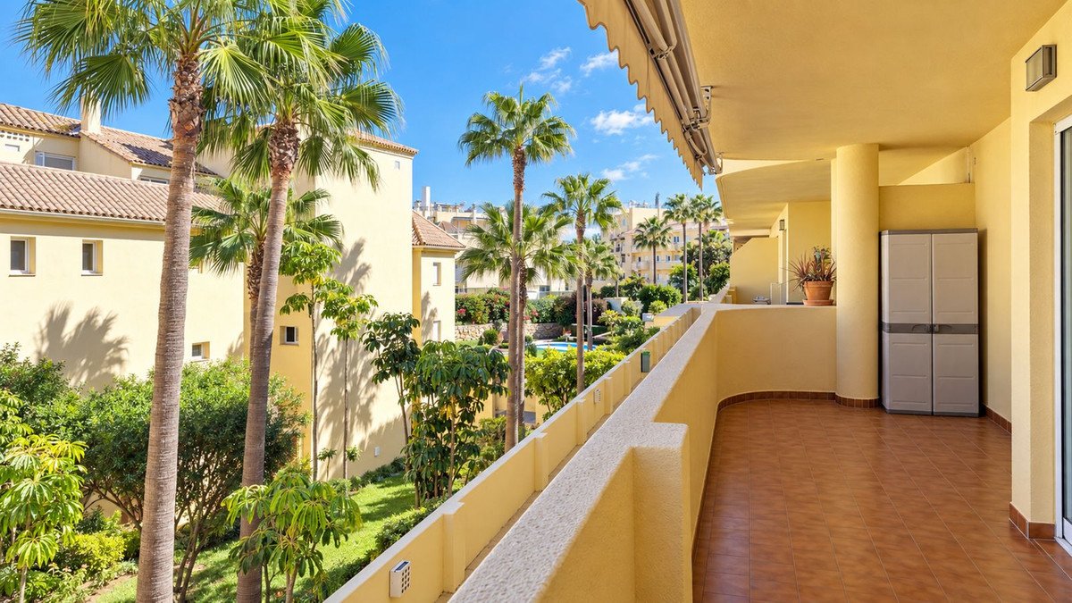 2 Bed Middle Floor Apartment in La Duquesa