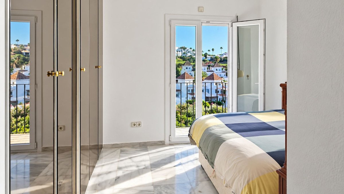 2 Bed Top Floor Apartment in La Duquesa