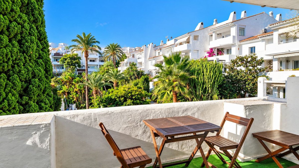 2 Bed Top Floor Apartment in La Duquesa