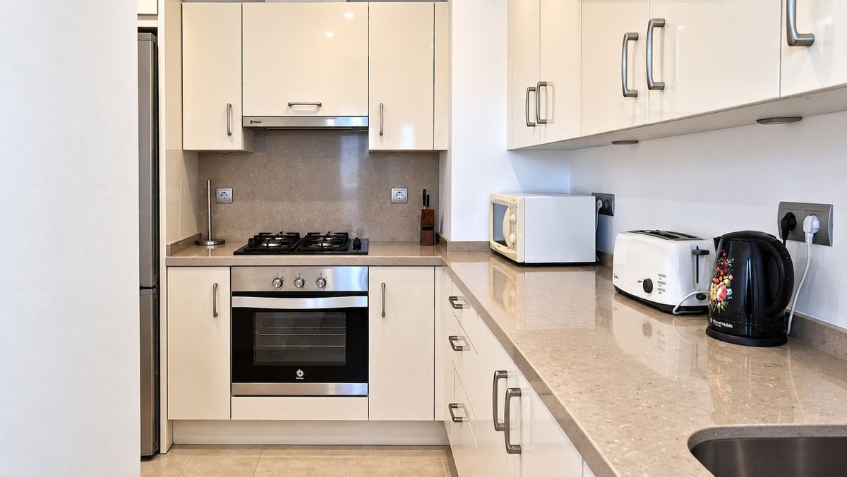 2 Bed Top Floor Apartment in La Duquesa