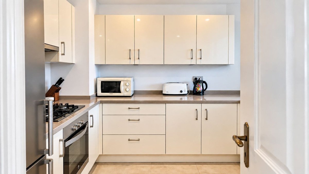 2 Bed Top Floor Apartment in La Duquesa